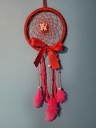 Czerwono-różowy łapacz snów z kotkiem