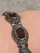 Srebrna bransoletka z kamieniami. Wytworna bransoletka