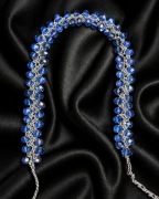 Choker ręcznie robiony – niebieskie koraliki na szarej nici poliestrowej