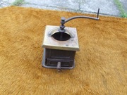 Stary blaszany młynek do kawy 