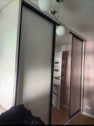 Solidna szafa drewniana z lustrem wykonana przez stolarza mebel ma rok 