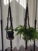 Czarny makramowy kwietnik z plastrem drewna 