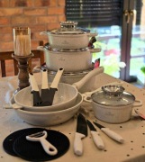 Garnki 12 elementów białe 