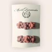 Zestaw spinek z kwiatuszkami.