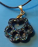 Ręcznie wykonany delikatny wisiorek łapa- z żywicy epoksydowej 