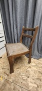 Stare drewniane krzesło z czasów PRL do renowacji 