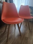 Pomarańczowe krzesła z siedziska z eco skóry styl skandynawski nogi buk..