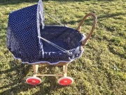 Wózek wiklinowy dla lalek 