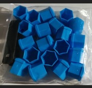 Osłonki, kapturki, nakładki na śruby lub nakrętki.