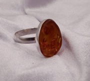 Srebrny pierścionek z bursztynem