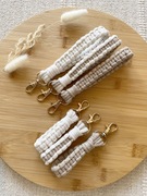 Breloczek typu fingerloop beżowy