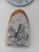 Zegar ścienny z plastra dębu i żywicy. Grafika-Konie