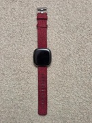 Fitbit Sense by Google z bordowym paskiem - sam zegarek