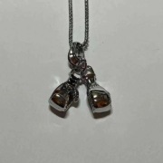 Naszyjnik rękawice bokserskie boks box walka mma wojownik