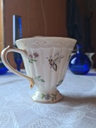 Stara zdobiona filiżanka, motyl, ważka. 