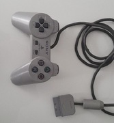 Kontroler Sony PlayStation (PSX/PS One) w szarym kolorze, model SCPH-1080.