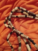 Długi lekki wisiorek z koralikami z surowego drewna, styl boho