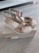 Sandały na koturnie 