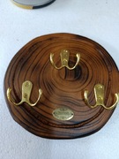 Sprzedam mały wieszak na klucze wykonany z drewna. 