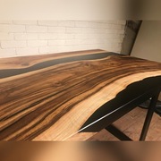 Stół orzechowy z czarną żywicą