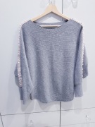 Damski dzianinowy sweter z ozdobnymi koralikami