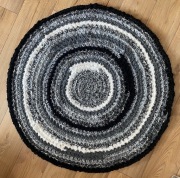 Dywanik okrągły czarny-biały-szary śr.107 cm handmade 55 zł