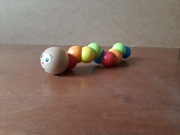 Drewniana gąsienica do chwytania - zabawka sensoryczna dla dzieci