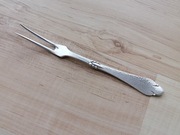 POSREBRZANY WIDELCZYK DO ZAKĄSEK ŚRODEK STOŁU DANIA 