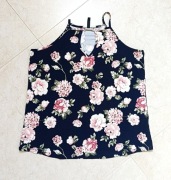 Granatowa bluzka w kwiaty na rami