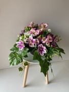 Wiosenny stroik na cmentarz – bratki i magnolie, ręcznie wykonany