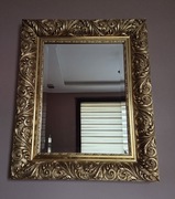 Lustro w złoconej ramie