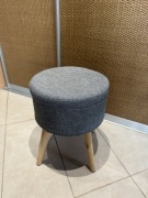 Taboret / pufa ze schowkiem – drewniane nogi