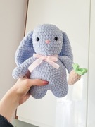 Niebieski króliczek z marchewką na szydełku 22cm - handmade