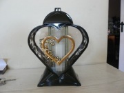 Znicz na pomnik w kształcie serca – elegancki i trwały