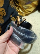 Nowy czarny pasek z klamrą w kształcie litery V