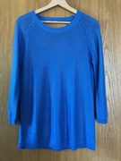 Cienki niebieski sweterek z wycięciem na plecach