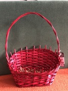 Czerwony koszyk wiklinowy na upominki