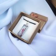 Naszyjnik z żywicy z motywem kwiatowym – rękodzieło