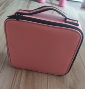 organizer na kosmetyki w formie kuferka z regulowanymi przegródkami. 