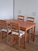 Drewniany stół + 4 krzesła IKEA – solidny zestaw do jadalni
