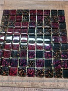 Mozaika szklana 25x25cm czarna z kolorowymi brokatowymi kreseczkami