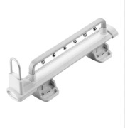 Wysuwany wieszak na ubrania w szafie