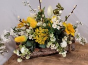 Kompozycja wiosenna tulipany Nagrobna wiązanka stroik grób cmentarz pomnik