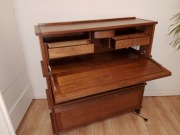 Sekretarzyk dębowy z oświetleniem. Dwoje uchylnych drzwi. Odbiór osobisty