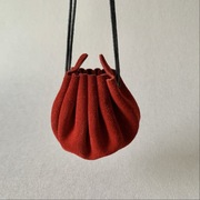 Mała czerwona skórzana sakiewka