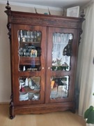 Drewniana witryna i stół 