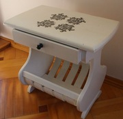 Biały gazetnik, stoliczek z szufladką