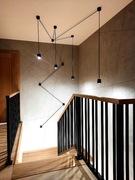 nowoczesna lampa wisząca nad klatkę schodową
