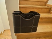 Gazetownik ze skóry z uchwytem aluminiowym.