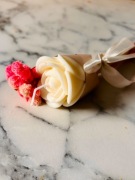 Bukiecik ze świecą sojową i gipsówką